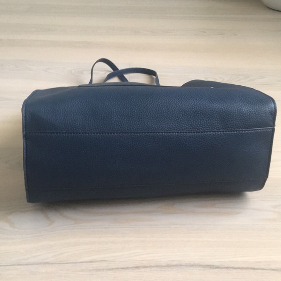 Tahari Navy Purse NWT w/camel suede-like inside - Picture 7 of 8